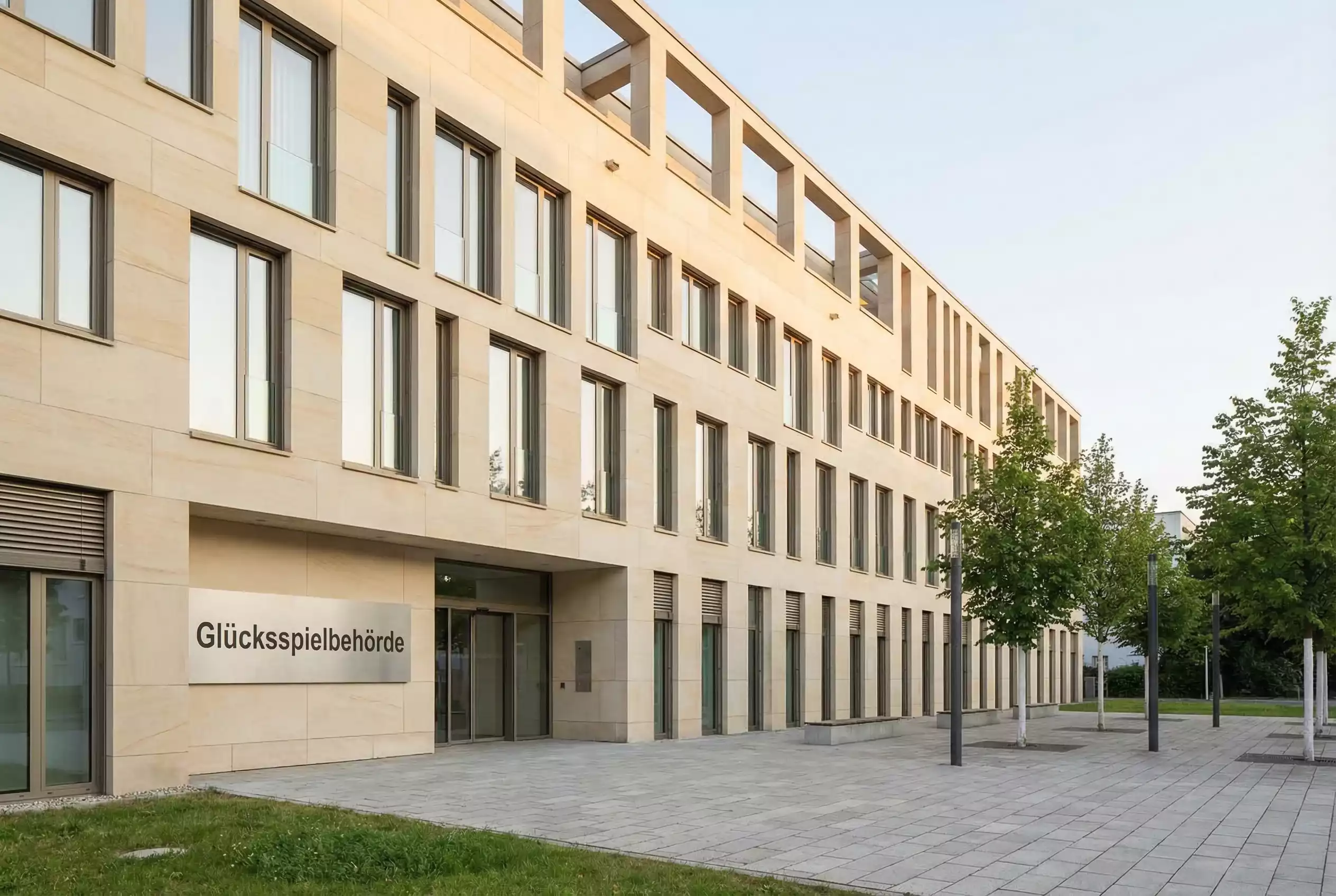 GGL Glücksspielregulierung – Behördengebäude mit Schild der Glücksspielbehörde
