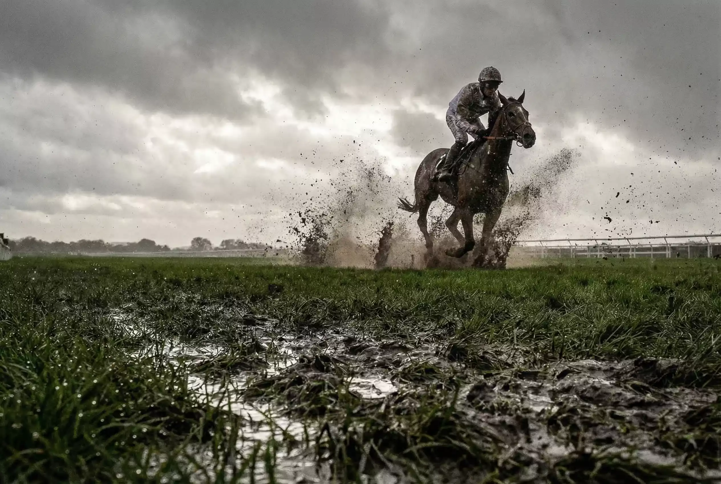 Wetter und Boden bei Pferderennen – Galopprennbahn bei Regen mit aufgeweichtem Geläuf